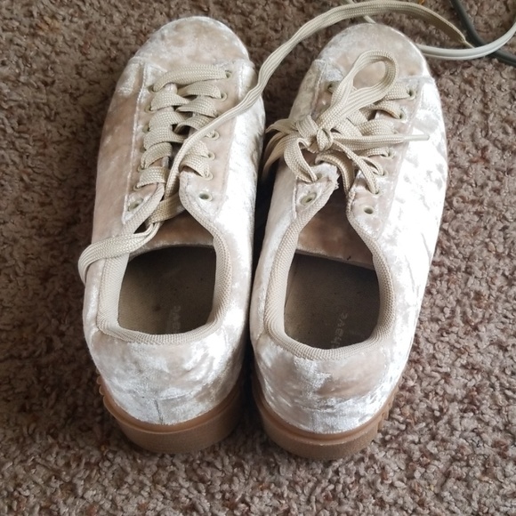 Shoes - Picture 4 of 4